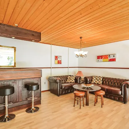 8 Bedroom Nice In Oster Assels *